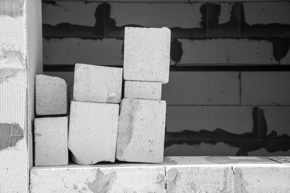 Blocos de concreto ou tijolos: Qual é o melhor para construir? 3 bricks lots white bricks construction materials