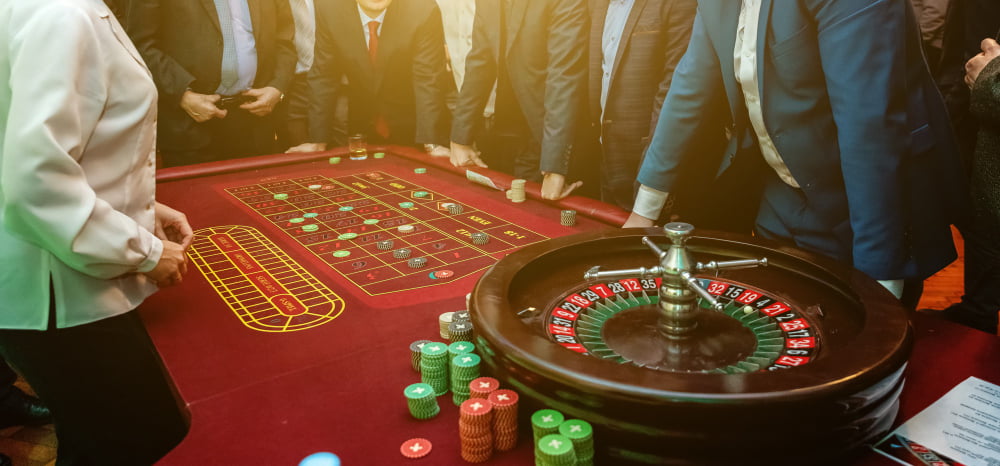 Como vencer as probabilidades e sair na frente nos jogos de cassino online 2 group people roulette gambling table luxury casino