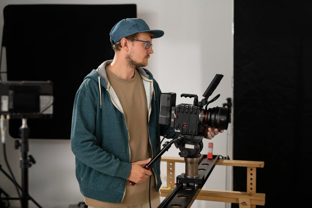 Como criar vídeos de alta qualidade para as redes sociais? 4 man filming with professional camera