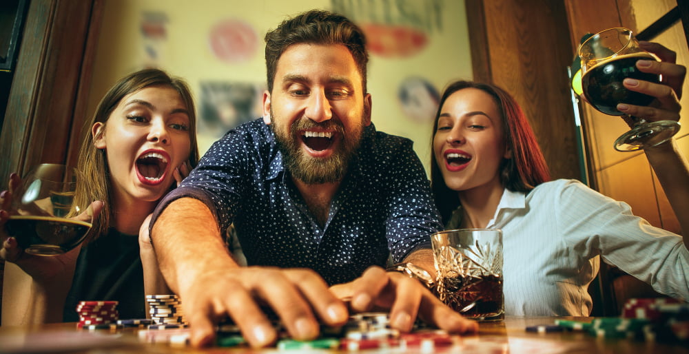 Como vencer as probabilidades e sair na frente nos jogos de cassino online 3 side view photo friends sitting wooden table friends having fun while playing board game