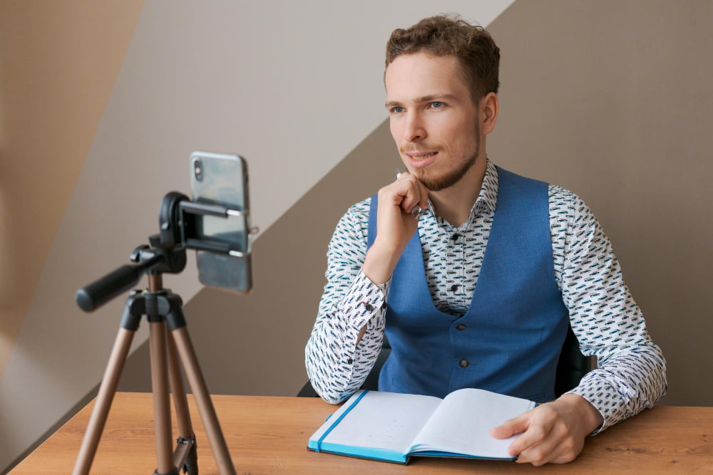 Como criar vídeos de alta qualidade para as redes sociais? 2 social media influencer blogger fis content creation video conference