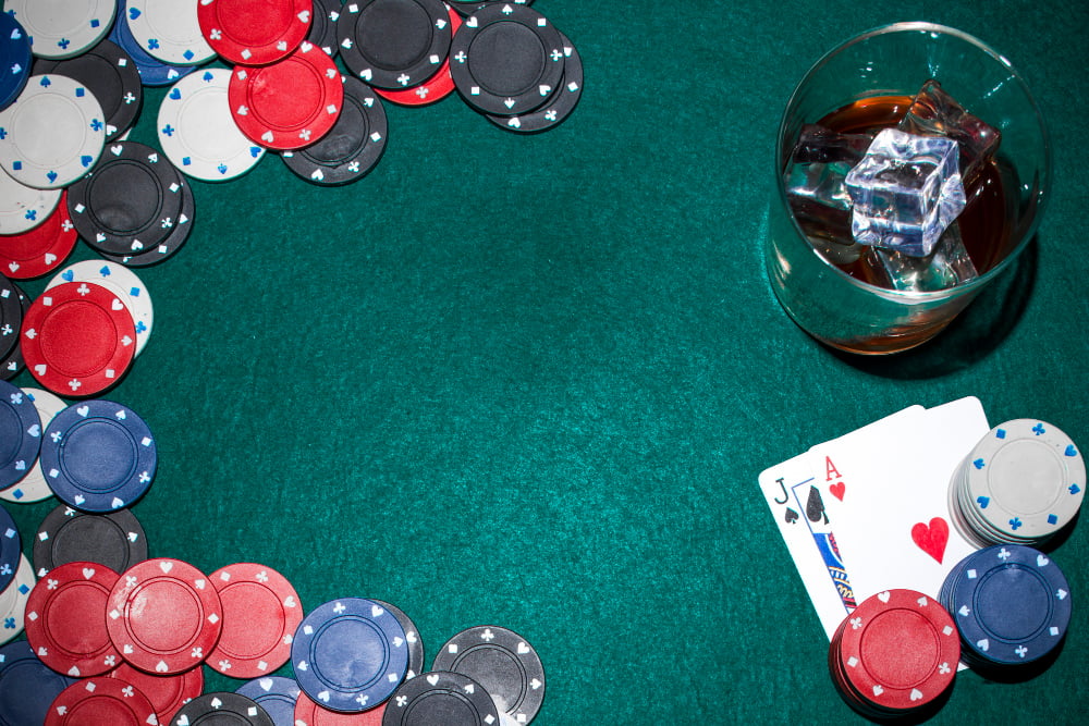 Como vencer as probabilidades e sair na frente nos jogos de cassino online 4 whisky with ice cubes casino chips playing card green poker table