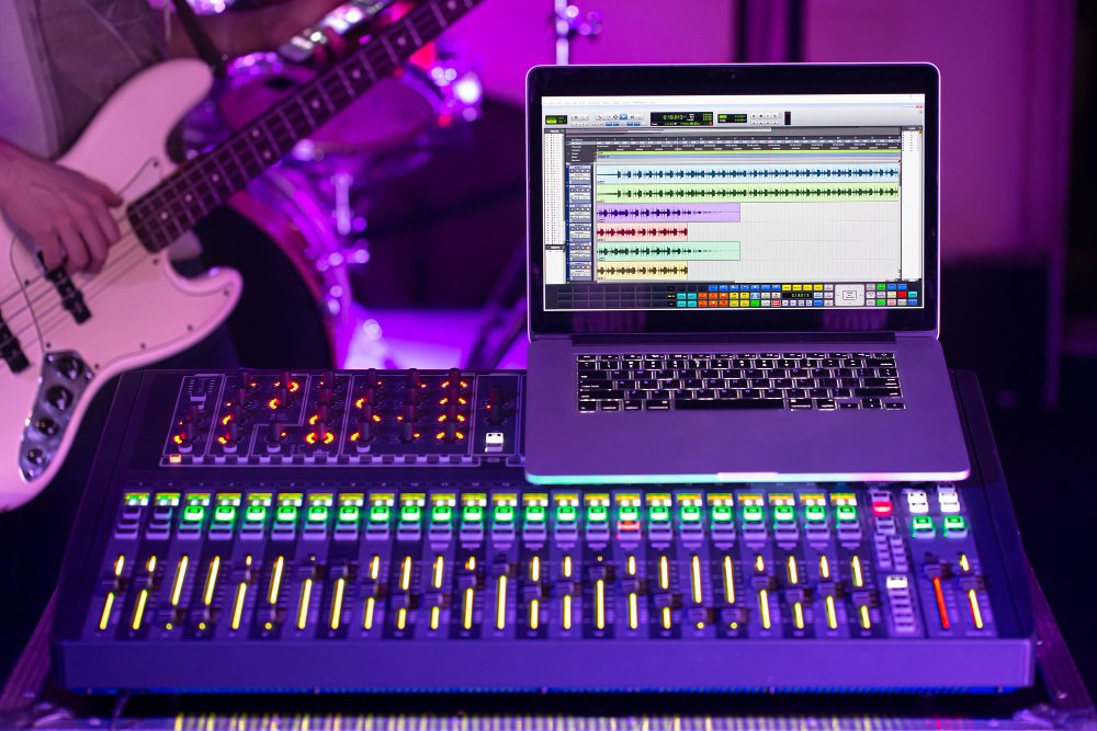 O que é preciso saber antes de contratar um estúdio de áudio? 4 digital mixer recording studio with computer recording music background man with bass guitar concept creativity show business