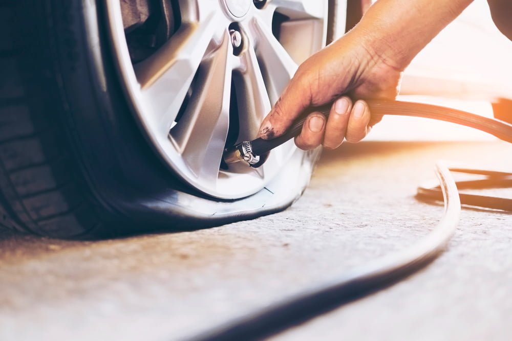 Como aumentar a durabilidade dos pneus do carro 3 technician is repairing car flat tire
