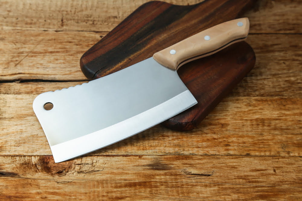 Utensílios Essenciais para uma Cozinha Bem-Equipada 1 cleaver knife wooden board