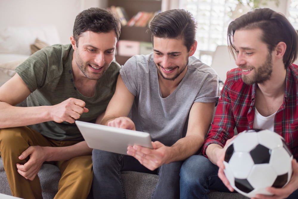 Apostas futuras – como usar o esporte bet pré-aposta corretamente? 1 men watching video tablet