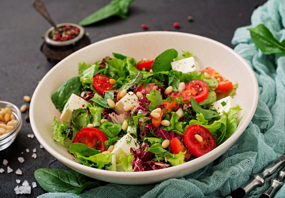 7 receitas para deixar comida caseira pré-pronta e facilitar seu dia a dia 4 salada dietetica com tomate queijo feta alface espinafre e pinhoes