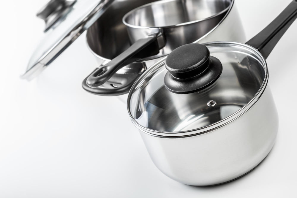 Utensílios Essenciais para uma Cozinha Bem-Equipada 2 stainless steel pots pans isolated white
