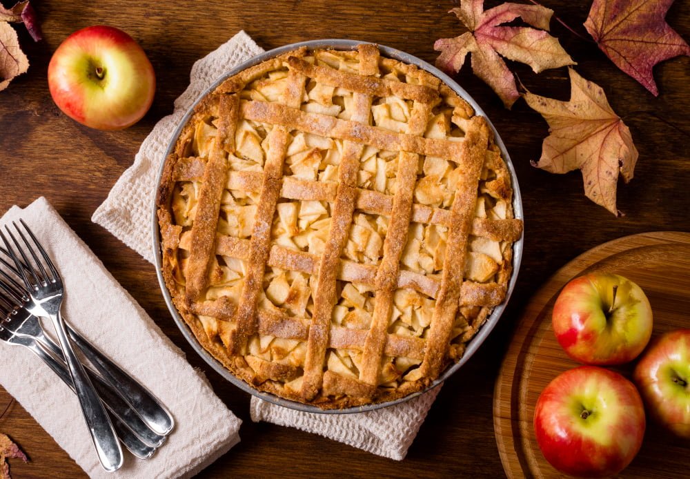 7 receitas para deixar comida caseira pré-pronta e facilitar seu dia a dia 5 vista superior da torta de maca de acao de gracas com talheres e folhas