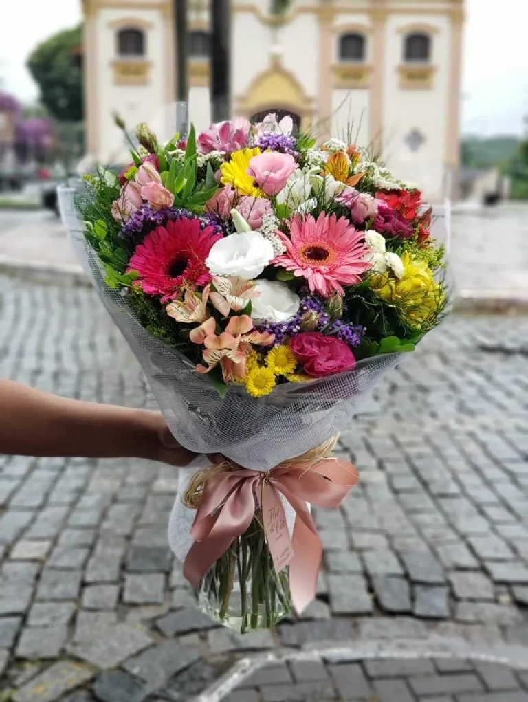 Desvendando o Encanto Floral: Um Guia Completo para Escolher o Buquê Perfeito 1 Buque de Flores