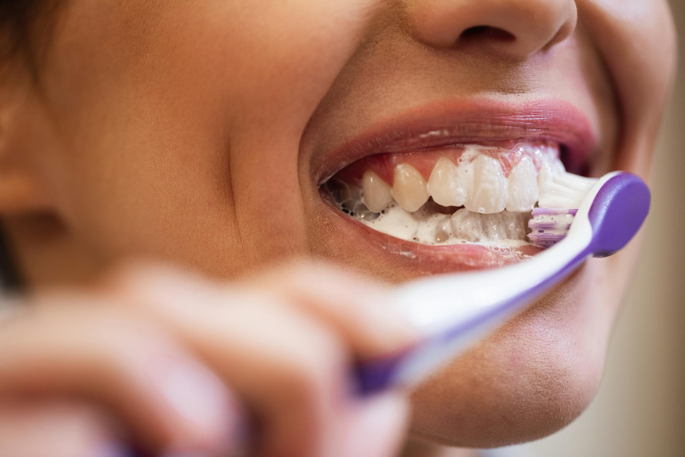 Qual o melhor tratamento para dentes podres? 4 escovando dentes